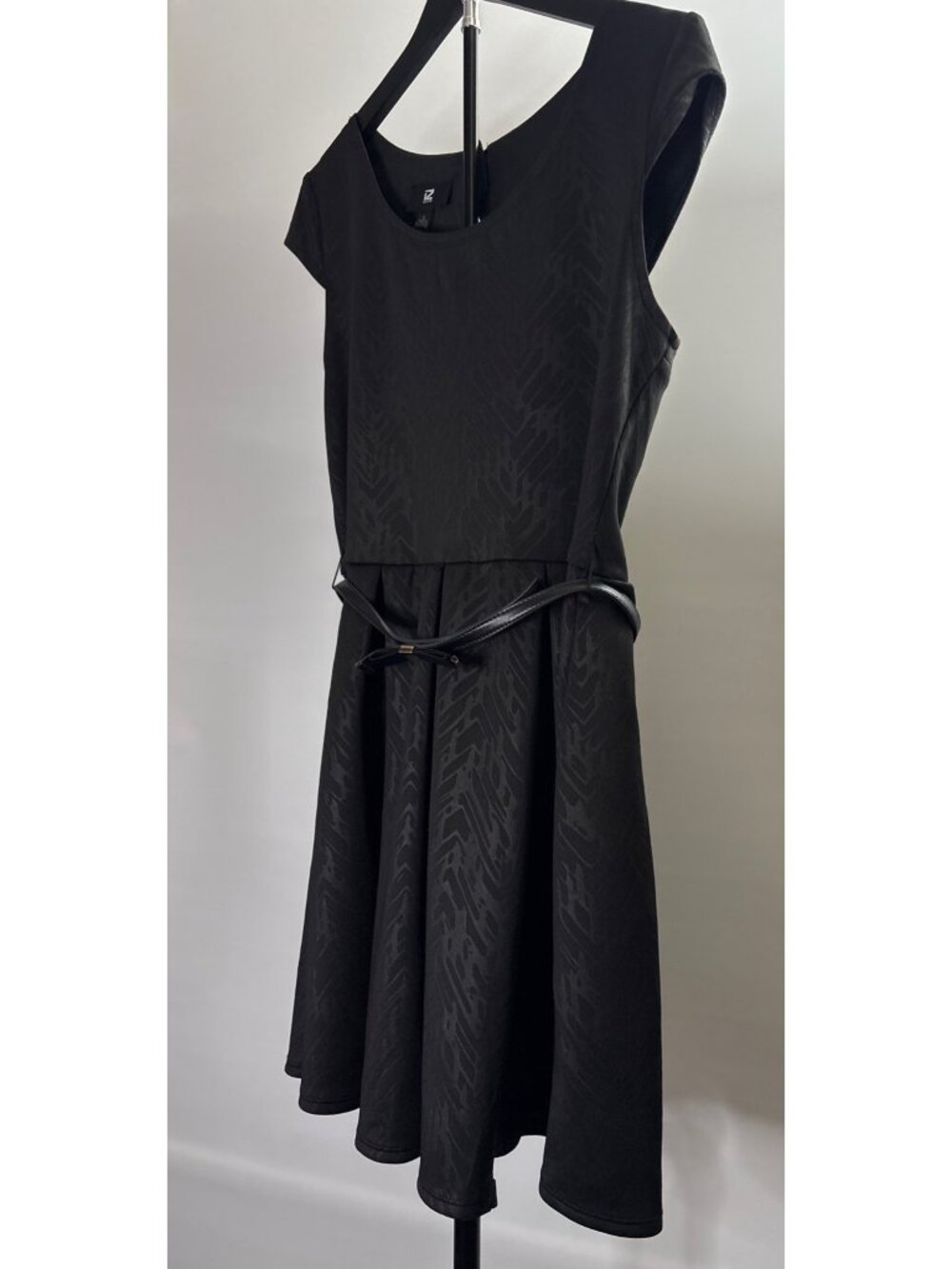 IZ BYER WOMEN'S SKATER BLACK KEYHOLE BACK SCUBA KNIT SHORT SLEEVE DRESS SIZE L - Picture 4 of 16